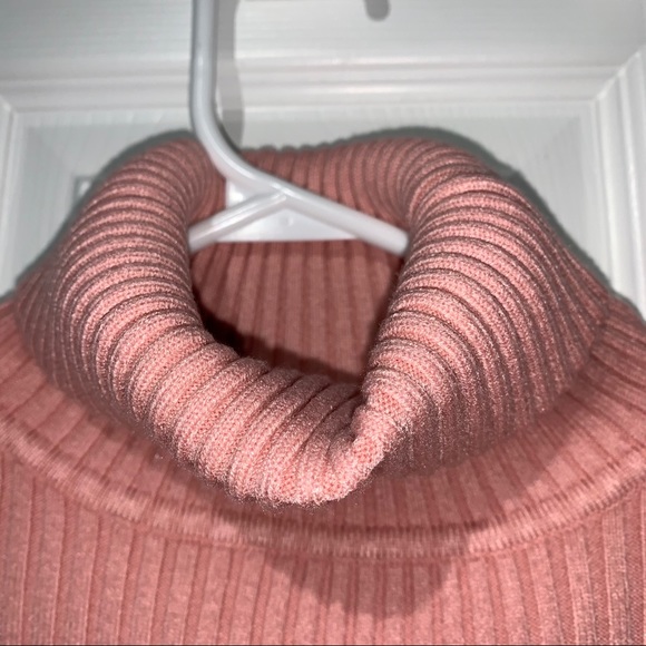 Ribbed Pink Turtleneck - Picture 4 of 6